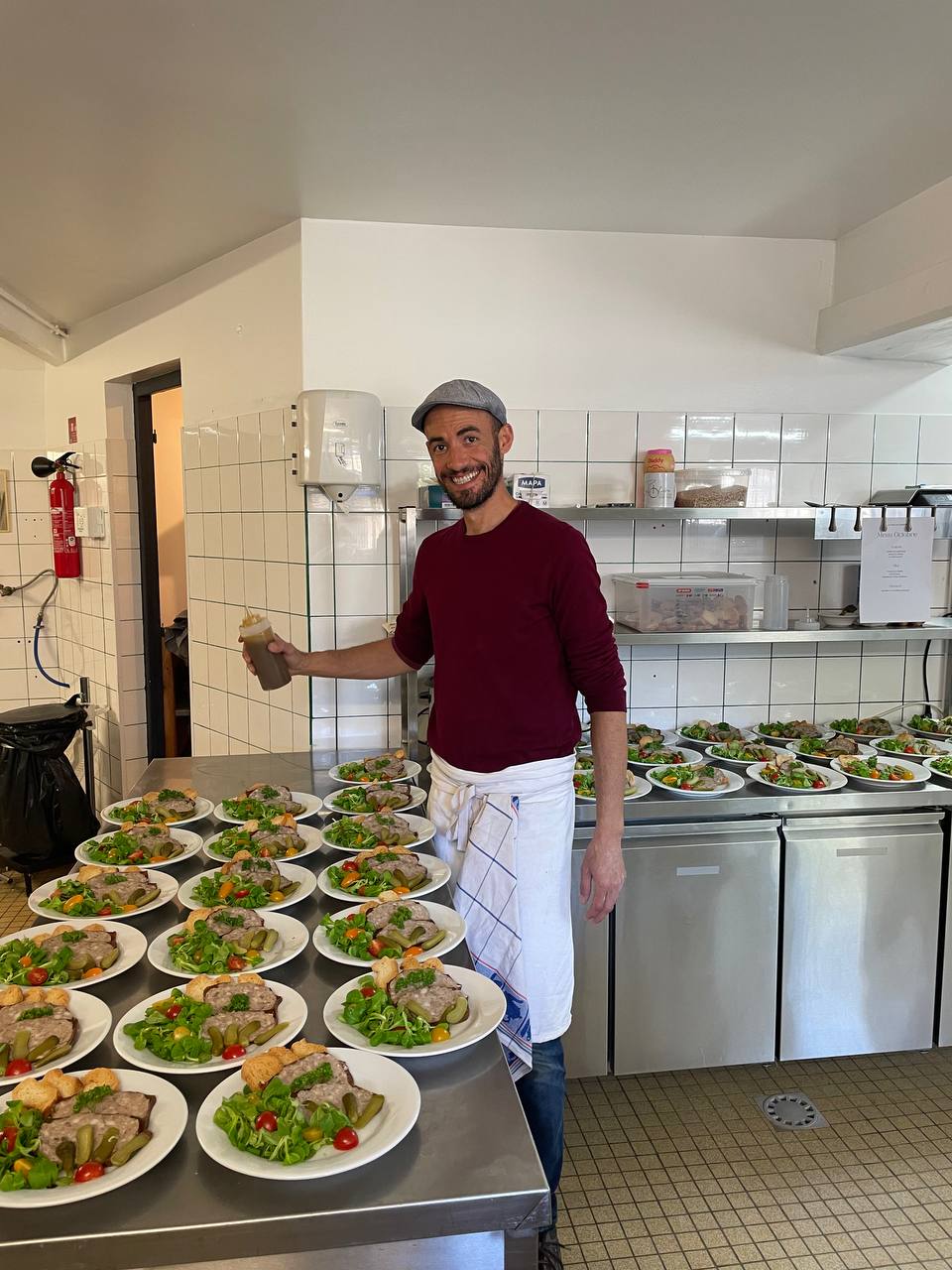 Cédric Chahbane, chef de La Table de L'Herberie, présente des assiettes d'entrées dressées en cuisine
