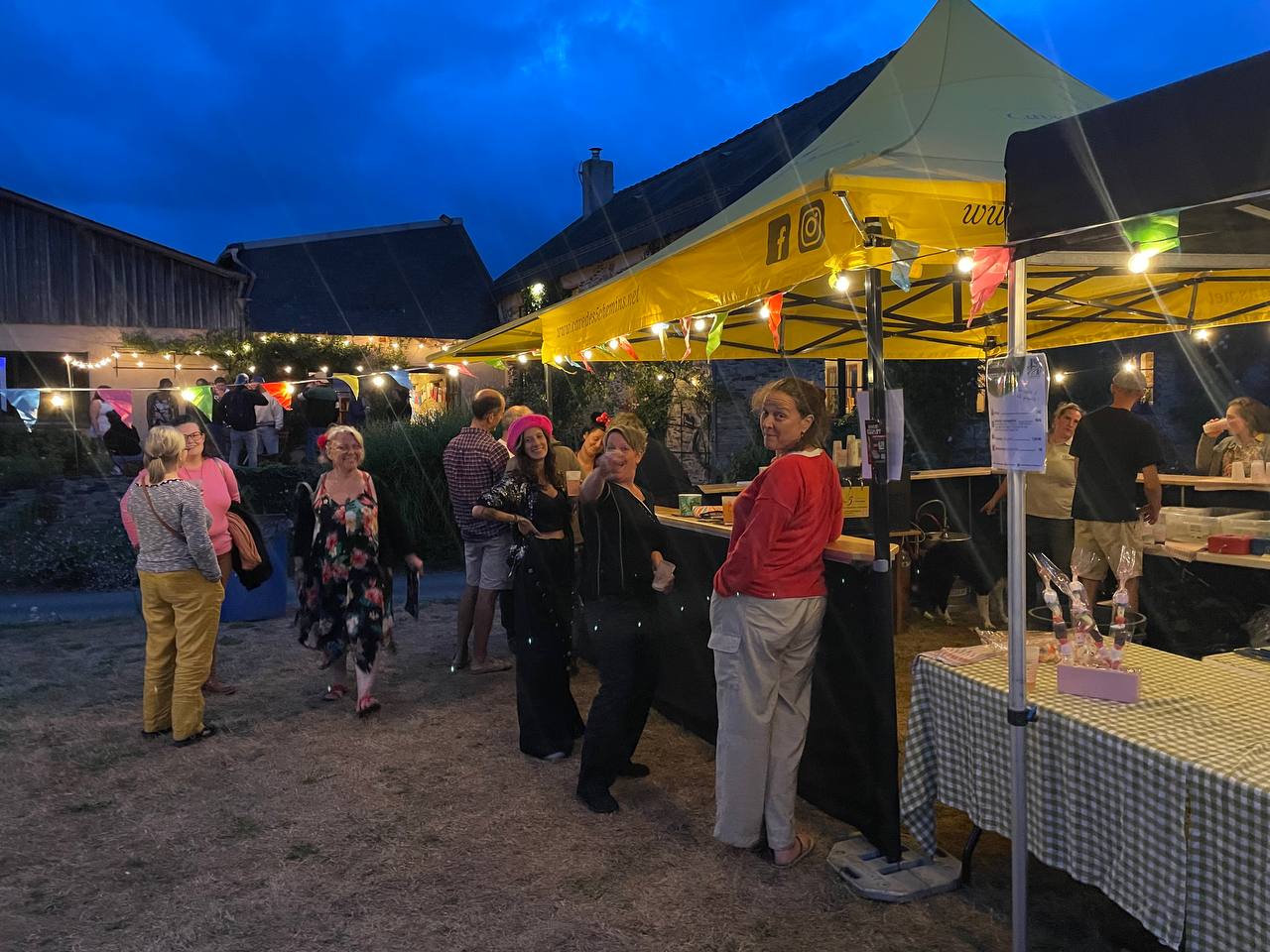 Une fête privée dans la cour de L'Herberie, sous les guirlandes lumineuses et les barnums du buvette