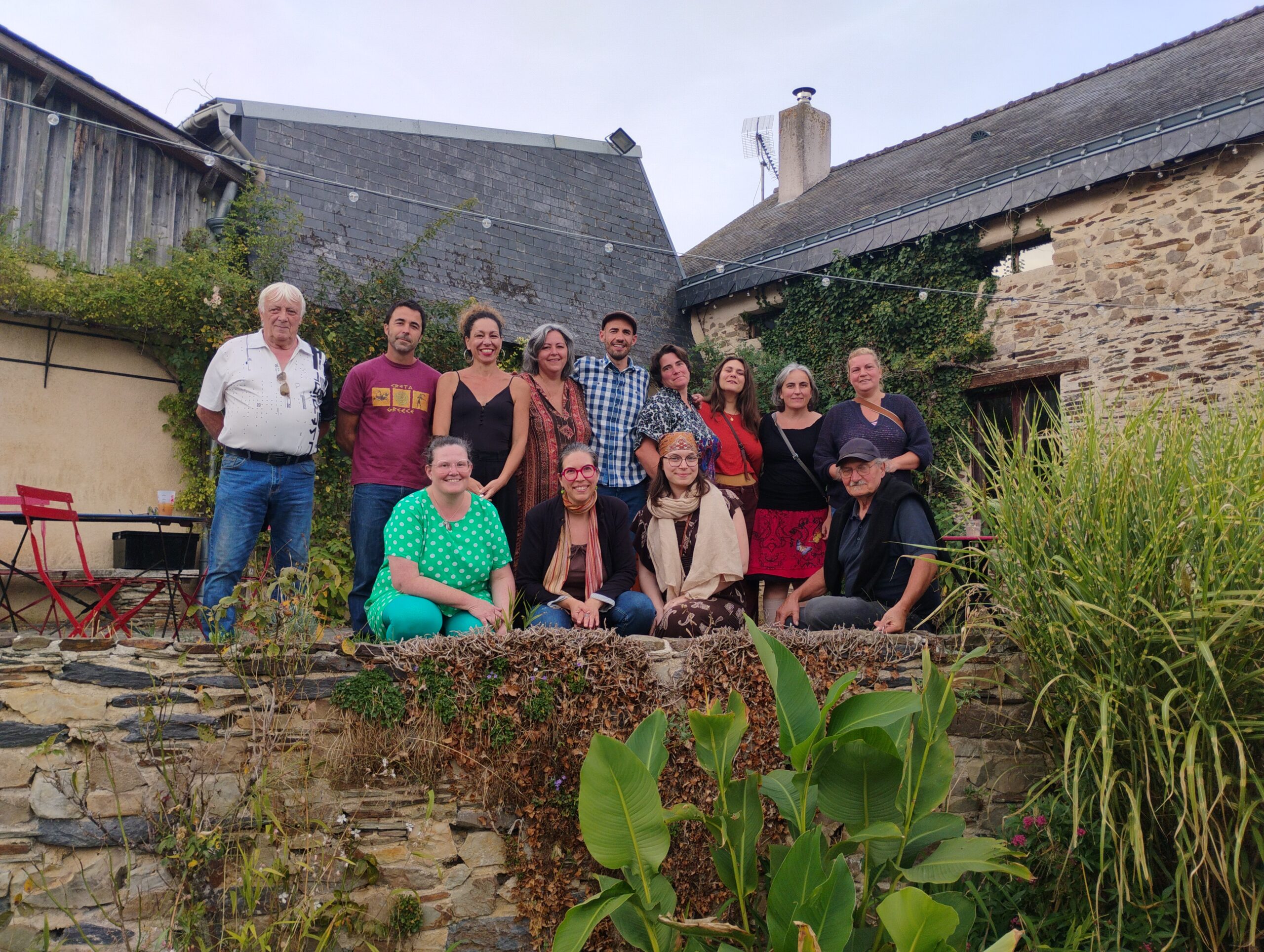 Le collectif de L'Herberie réuni sur le lieu