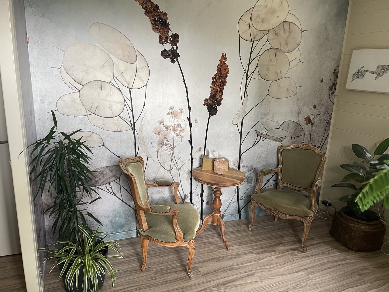 Le cabinet de L'Herberie : fauteuils et papier peint botanique